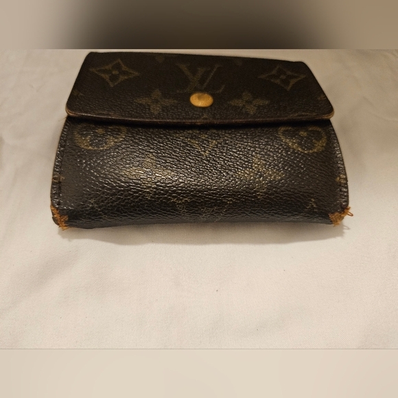 Louis Vuitton Classic Monogram Bi-fold Wallet - Picture 4 of 13